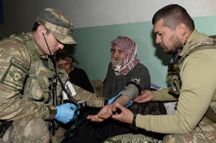 Türk askeri, YPG tarafından esir alınan köylülerin sağlık durumuna bakıyor