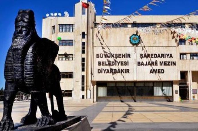 Diyarbakır Büyükşehir Belediyesi’ne Türkçe ile birlikte Kürtçe “Diyarbakır Büyükşehir Belediyesi” yazılı yeni bir tabela eklendi.