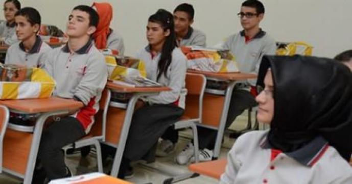 Ortaokullarda ve liselerde başörtüsü yasağı kalktı.