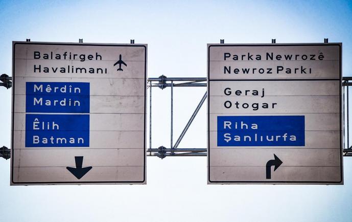 Diyarbakır’daki trafik yön ve yer belirleme levhaları iki dilli hale getirildi.